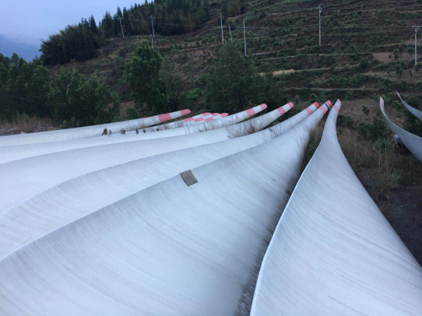 浙江運達風(fēng)電貴州退役葉片回收處理現(xiàn)場